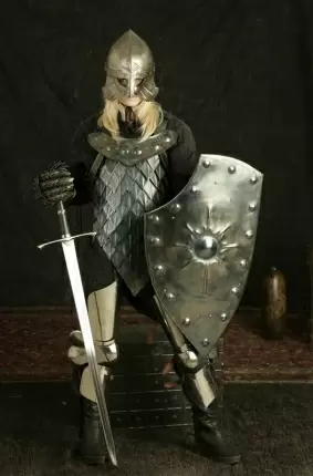 Images 1 - Удивительная блондинка снимает костюм рыцаря 