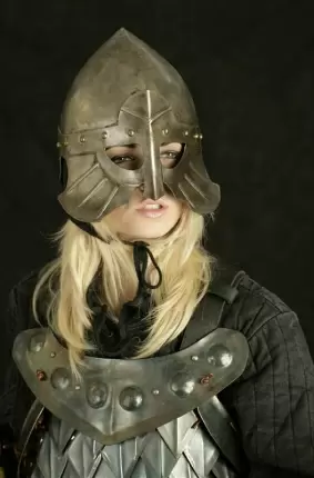 Images 3 - Удивительная блондинка снимает костюм рыцаря 