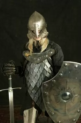 Images 2 - Удивительная блондинка снимает костюм рыцаря 