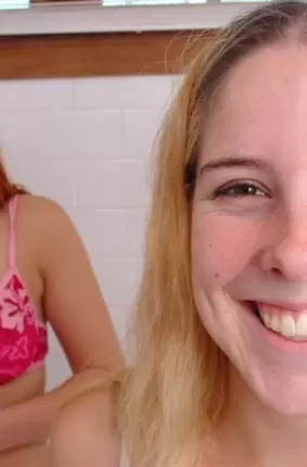 Images 3 - Две симпатичные девчонки шалят в ванне 