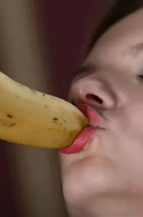 Images 9 - Телка сует в пизду банан 