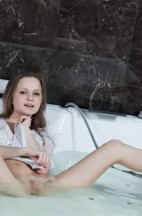 Images 9 - Милая девчонка в ванне 