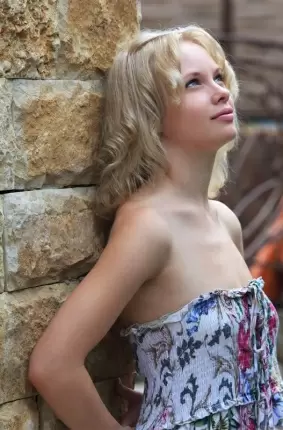 Images 1 - Стройная блондинка снимает летнее платье 