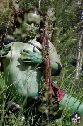 Images 8 - Толстая голая женщина халк позирует в лесу 