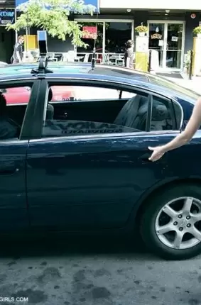 Images 11 - Грязная сучка показывает титьки в машине 