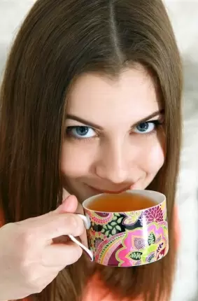 Images 3 - Грудастая незнакомка выпила чашку чая и начала раздеваться 
