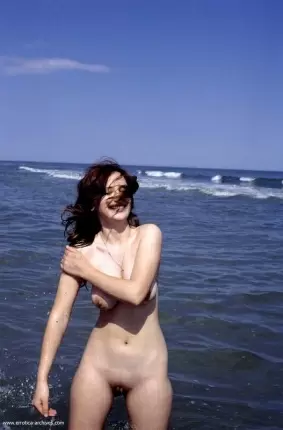 Images 6 - Обнаженная девушка купается в море 