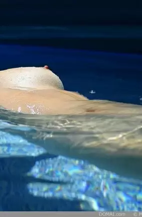 Images 4 - Опытная модель плавает в бассейне голышом 