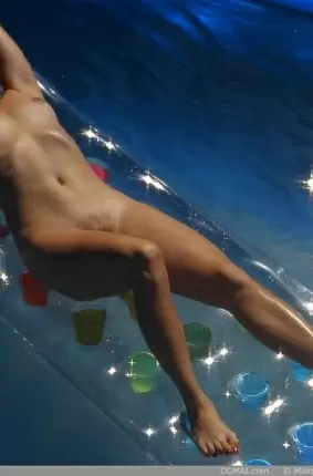 Images 14 - Опытная модель плавает в бассейне голышом 