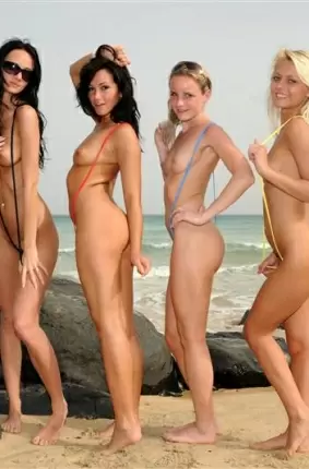 Images 26 - Четыре голые подружки развлекаются на пляже 