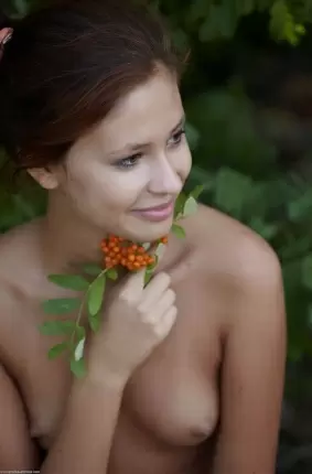 Images 21 - Красивая девчонка устроила фотосессию посреди леса 