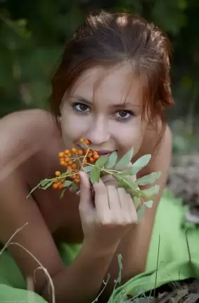 Images 23 - Красивая девчонка устроила фотосессию посреди леса 