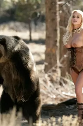 Images 20 - Грудастая развратница позирует рядом с диким медведем 