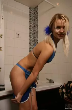 Images 7 - Извращенная блондиночка принимает душ 