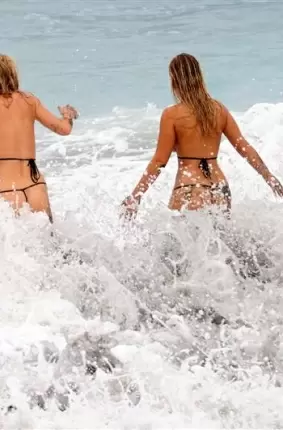 Images 41 - Жизнерадостные подружки купаются в море 