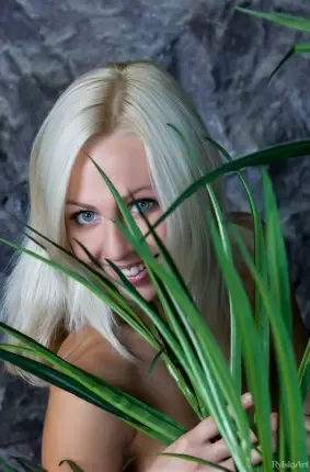 Images 1 - Голубоглазая блондинка в дикой природе 