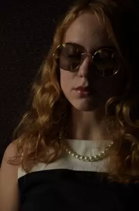Images 2 - Загадочная девушка в темных очках 