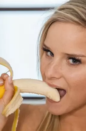 Images 10 - Смелая блондинка сексуально посасывает банан 
