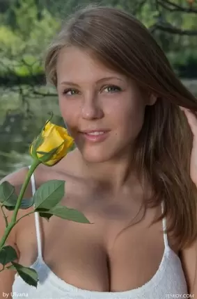 Images 1 - Желтая роза между огромных сисек красотки 