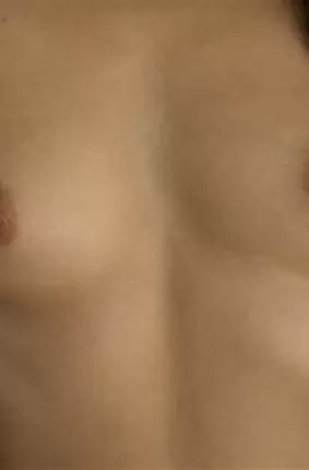 Images 7 - Улыбчивая брюнетка раздвигает половые губы 