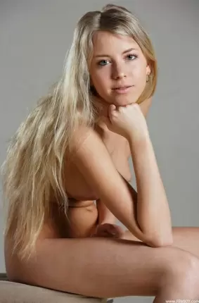 Images 15 - Худенькая блондинка не спеша снимает ночное белье 
