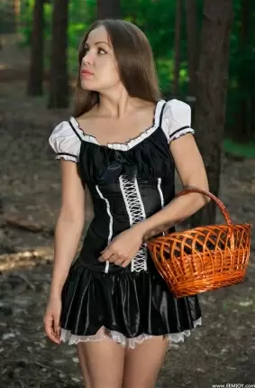 Images 1 - Сказочная сучка в коротком платье 