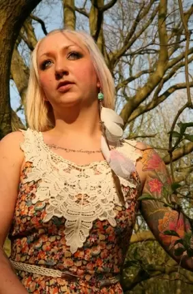 Images 9 - Улыбчивая блондинка позирует в лесу 