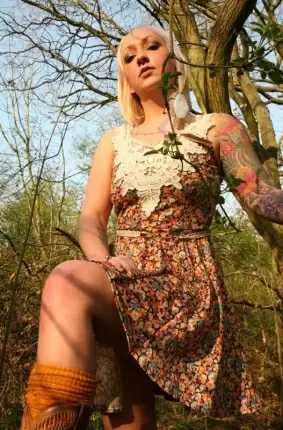 Images 8 - Улыбчивая блондинка позирует в лесу 