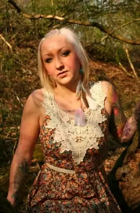 Images 1 - Улыбчивая блондинка позирует в лесу 