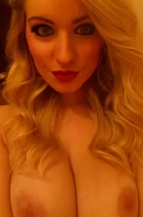 Images 11 - Гулящая блондинка показывает прекрасную грудь 
