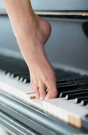 Images 27 - Игривая сучка на рояле раздвигает ножки 
