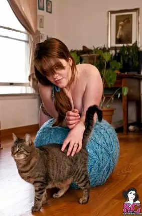 Images 27 - Скромная барышня играет с котиком 