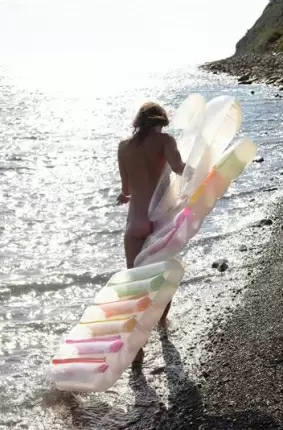 Images 5 - Горячая сосулька голышом позирует на пляже 
