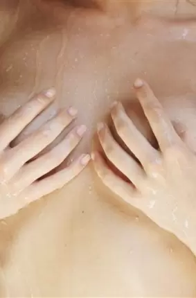 Images 8 - Симпатичная незнакомка моется под душем 