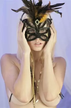 Images 3 - Развратная блондинка позирует в загадочной маске 