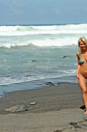 Images 3 - Соблазнительная блондинка на пляже сняла купальник 