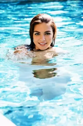 Images 13 - Загорелая незнакомка расслабляется в бассейне 