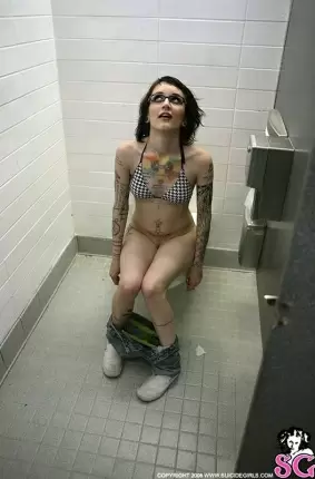 Images 8 - Девушка в туалете развлекется 