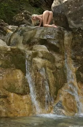 Images 25 - Сексапильная гимнастка под водопадом 