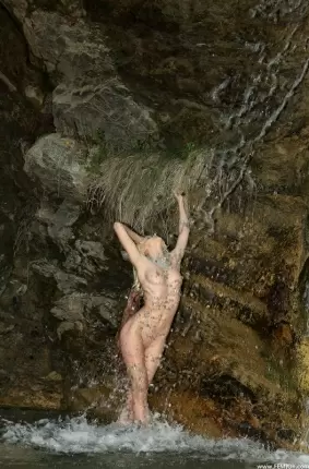 Images 39 - Сексапильная гимнастка под водопадом 