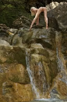 Images 27 - Сексапильная гимнастка под водопадом 