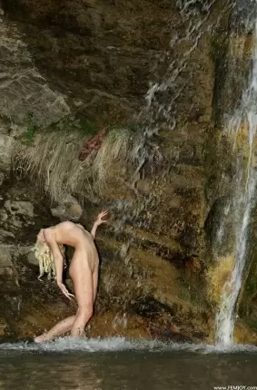 Images 40 - Сексапильная гимнастка под водопадом 