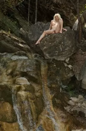Images 3 - Сексапильная гимнастка под водопадом 