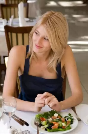 Images 5 - Энергичная блондинка показала сиси в ресторране 