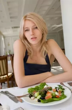 Images 3 - Энергичная блондинка показала сиси в ресторране 