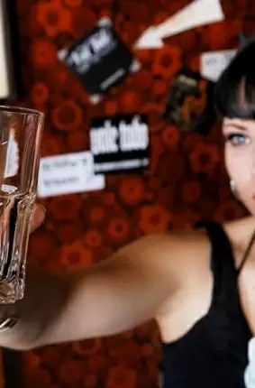 Images 2 - Голая в баре дама гладит свою попу 