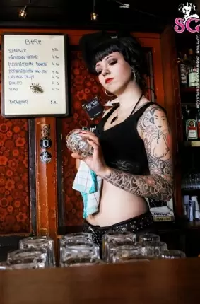Images 1 - Голая в баре дама гладит свою попу 