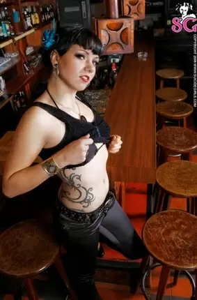 Images 8 - Голая в баре дама гладит свою попу 