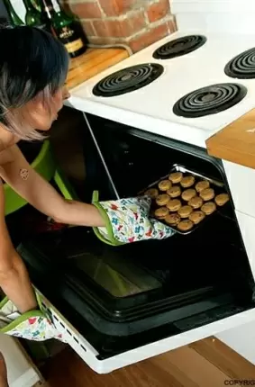 Images 40 - Похотливая домохозяйка печет печенье 