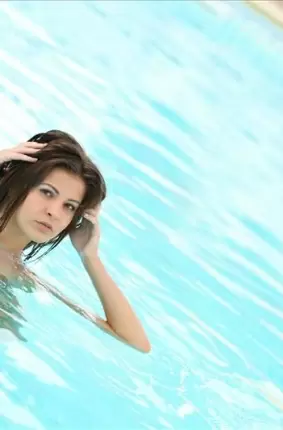 Images 15 - Порядочная девчонка развлекается в бассейне 